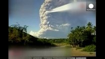 Endonezya'da faaliyete geçen yanardağ uçak seferlerini iptal ettirdi
