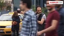 Polis Eylemcileri Kovaladı, O Yan Flüt Çalarak Protesto Etti