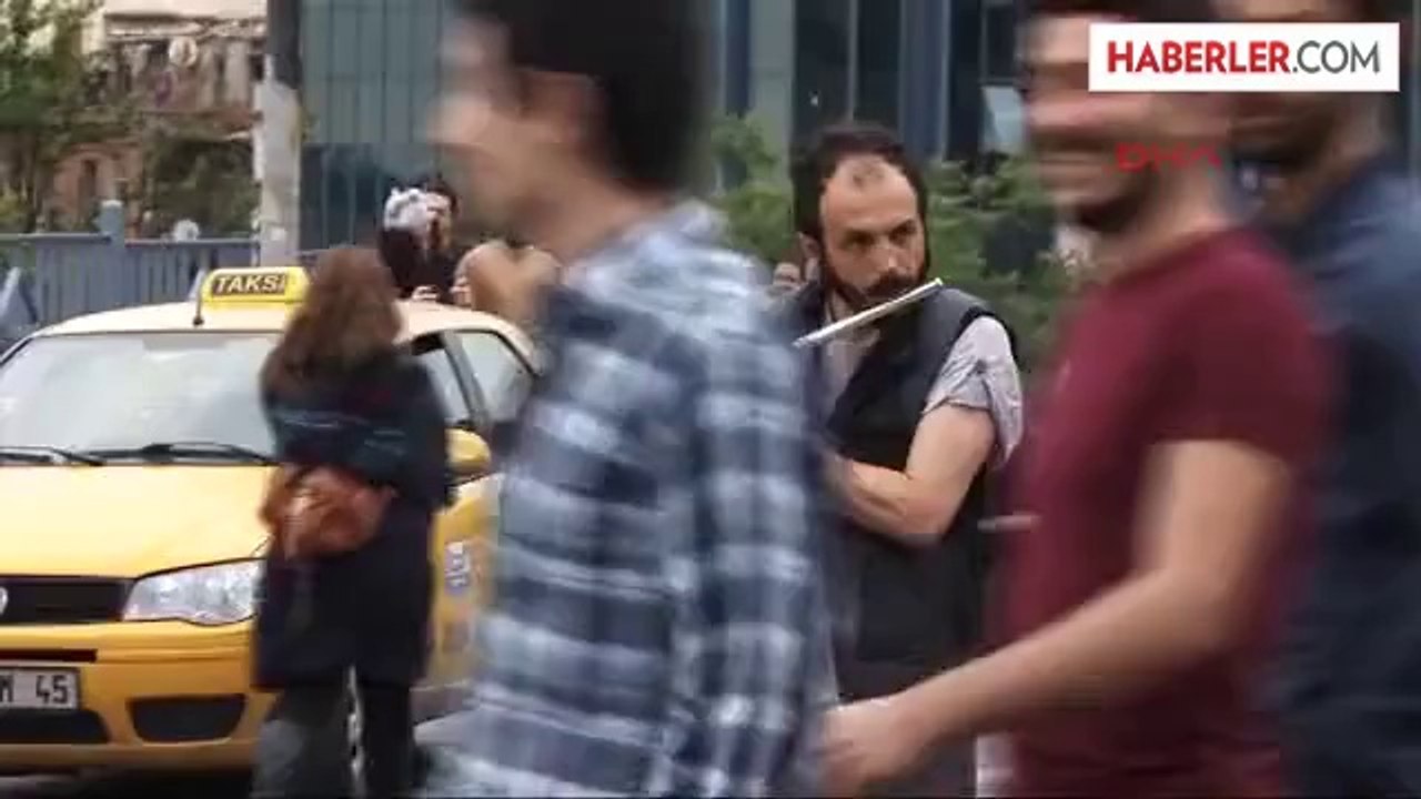 Polis Eylemcileri Kovaladı, O Yan Flüt Çalarak...