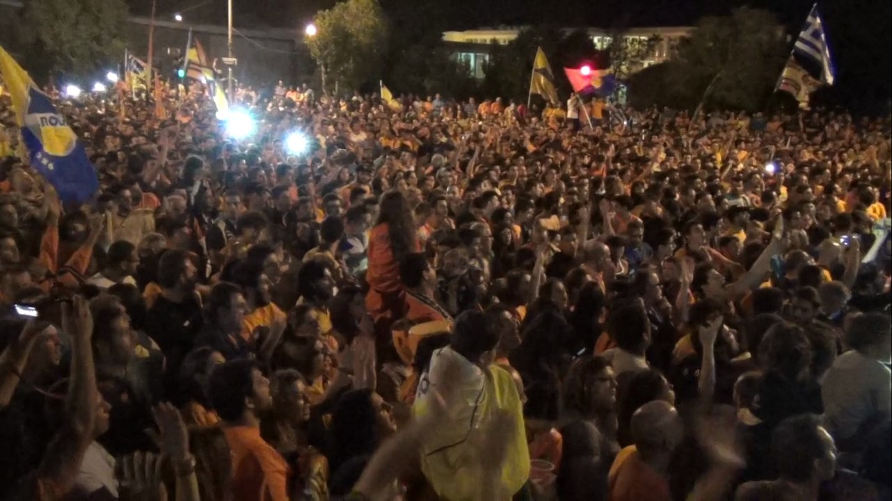 Συνθήματα πριν την άφιξη του λεωφορείου (2)