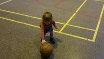 petite fille qui joue au ballon de basket
