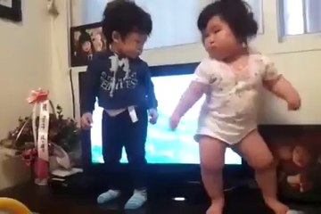 Danslarıyla Yeni Fenomen Bebekler