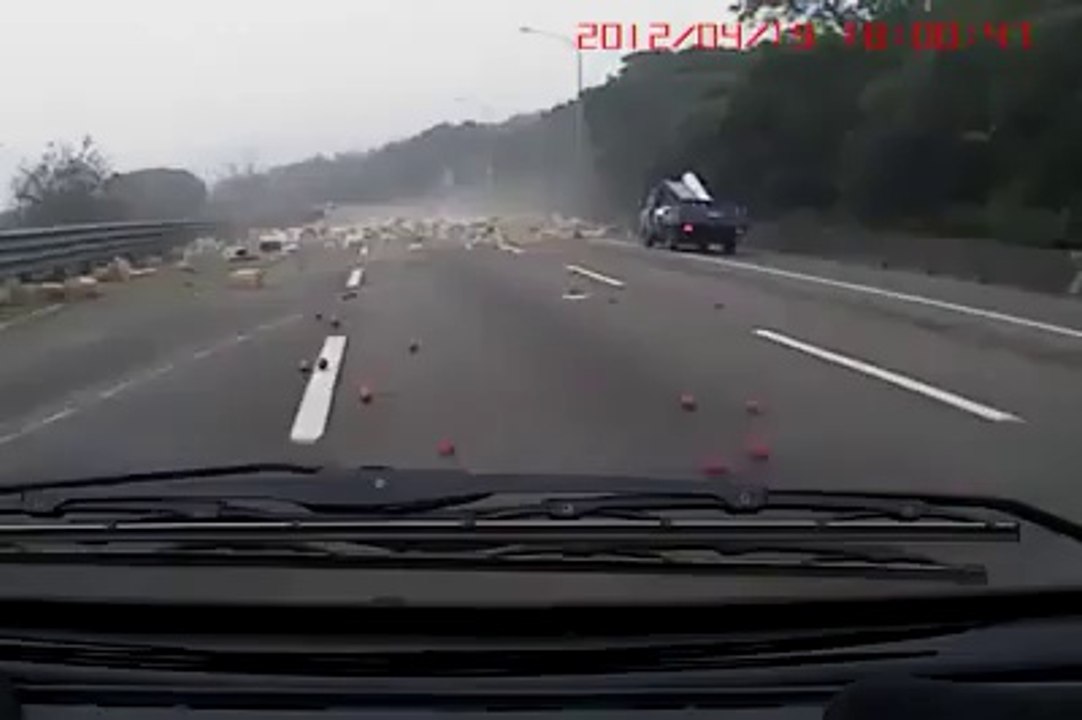 Yolda giderken kamyonun lastiği patlarsa ne olur?
