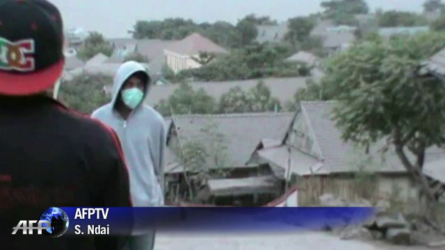 Nuage de cendres après l'éruption d'un volcan en Indonésie