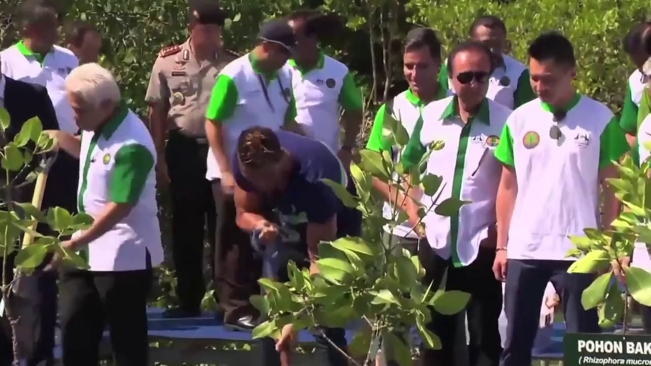 Cristiano Ronaldo plants a tree in Bali