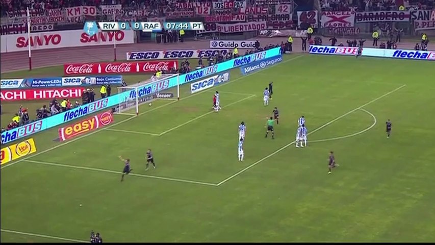 Vangioni scores a fantastic 30 yard shot to give River Plate the lead