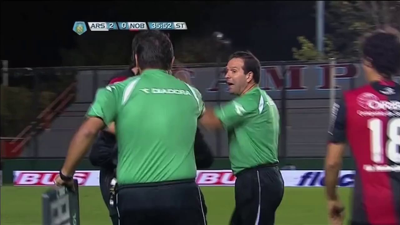 Referee pushes Newell's Old Boys Coach Argentina Primera Division