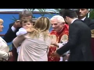 VIDEO In 70 mila a San Siro, un 'derby' per il Papa, con Zanetti e Baresi