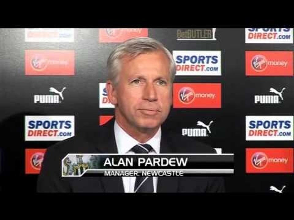 VIDEO Pardew spinge l'arbitro e si scusa