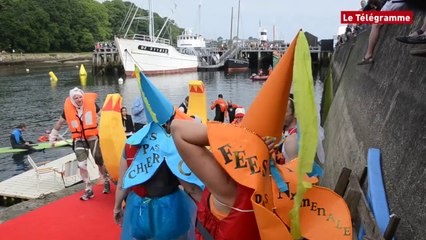 Download Video: Douarnenez. Bateaux en carton : fous rires garantis !