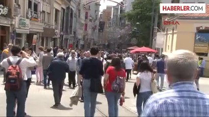 Taksim Pazar Gününe Sakin Girdi, Kadın Polisler Selfie Yaptı