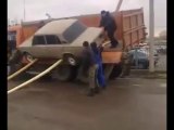 Regardez comment on décharge une voiture d'un camion en Russie !