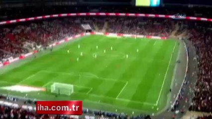 Kağıt uçakla tribünden futbolcuyu vurdu - VİDEO İZLE - www.olay53.com