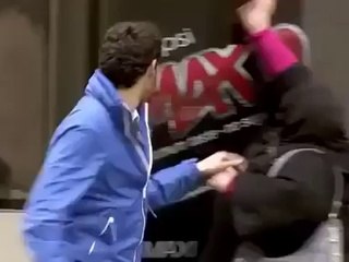 Otobüs durağında ilgnç reklam