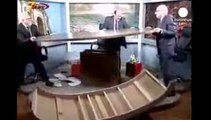 Dos periodistas se pelean en un debate sobre Siria en la televisión jordana.