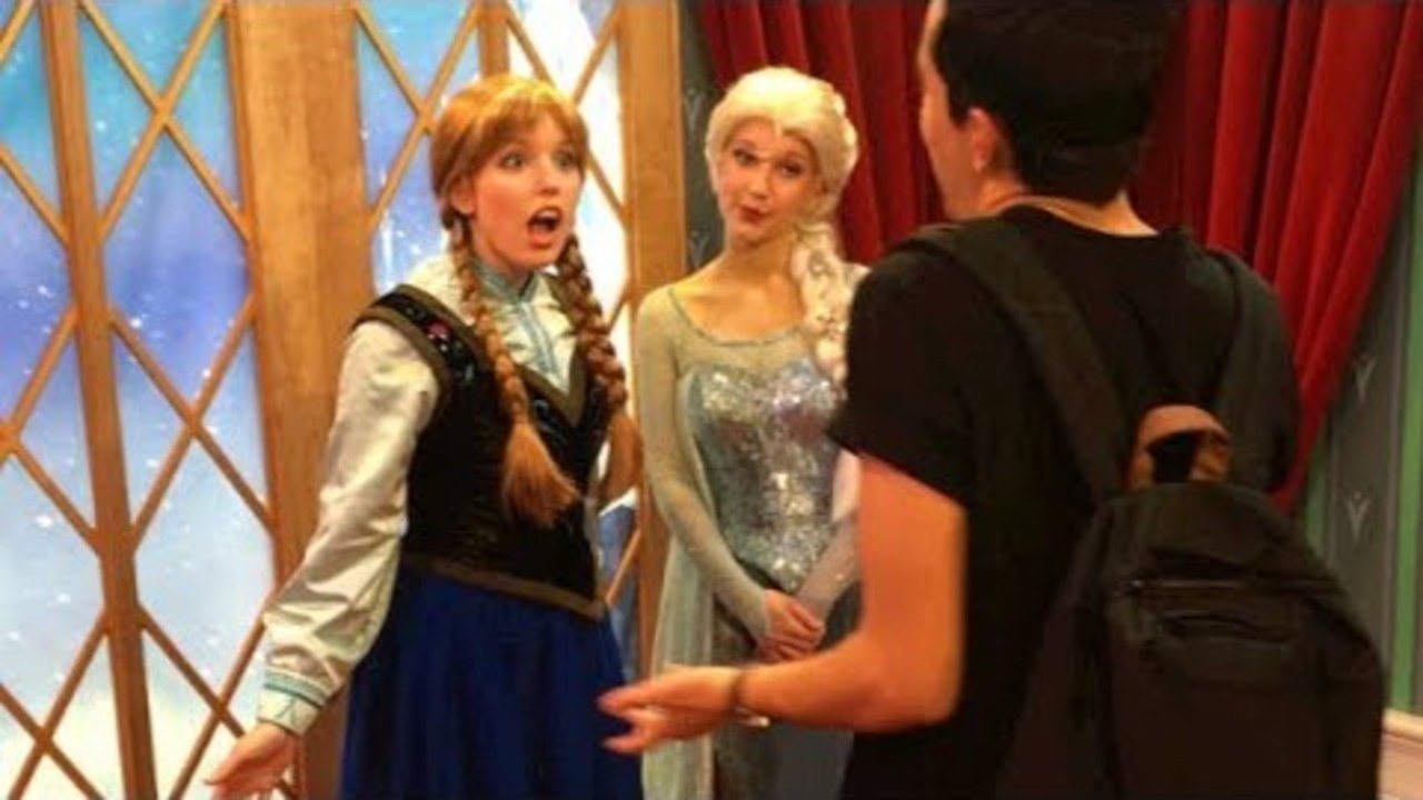 MEETING ANNA AND ELSA!
