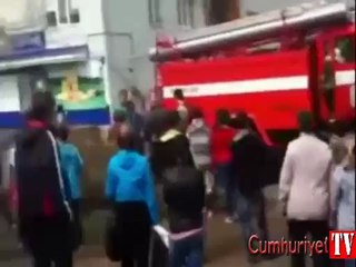 İki çocuğunu yangından kurtarmak için dördüncü kattan böyle attı