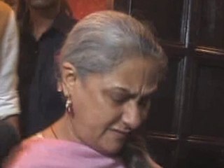 Скачать видео: ANGRY Jaya Bachchan MISBEHAVES With The Press | Latest Bollywood Gossip