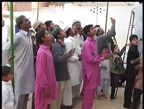 خانیوال کے علاقے کیمپ کی رحمانیہ مسجد میں بارا ربیع الاول کےدن شہد کی مکھیوں نے نبی پاک صلی اللہ علیہ وآلہ وسلم کا نعلین مبارک بنایا ہوا ہے سبحان اللہ-Tezabi Video