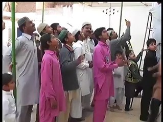 خانیوال کے علاقے کیمپ کی رحمانیہ مسجد میں بارا ربیع الاول کےدن شہد کی مکھیوں نے نبی پاک صلی اللہ علیہ وآلہ وسلم کا نعلین مبارک بنایا ہوا ہے سبحان اللہ-Tezabi Video