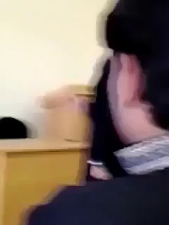 لڑکے کوفیمیل ٹیچر سے پیار کا اظہار کرنا مہنگا پڑ گیا۔۔۔اور ضواب کیا ملا دیکھیں اس وڈیو میں-Tezabi Video