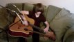 Un gamin surdoué joue sur 2 guitares - cover de Andy McKee!