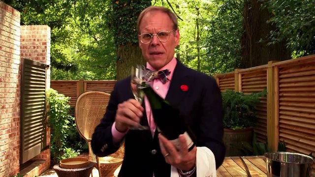 Comment ouvrir une bouteille de Champagne avec un sabre... Conseils!