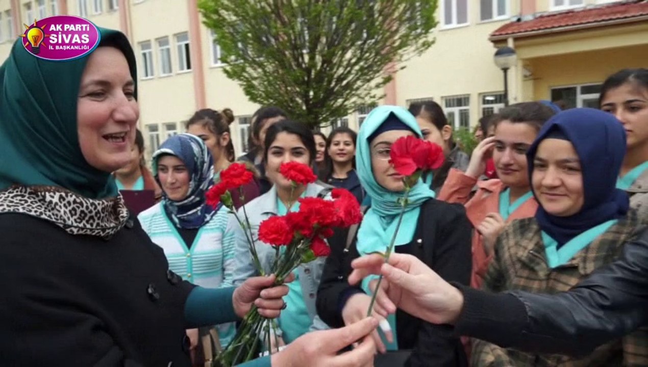 Sivas’ta AK Partili Kadınlar Ebe Adaylarına Çiçek Dağıttı