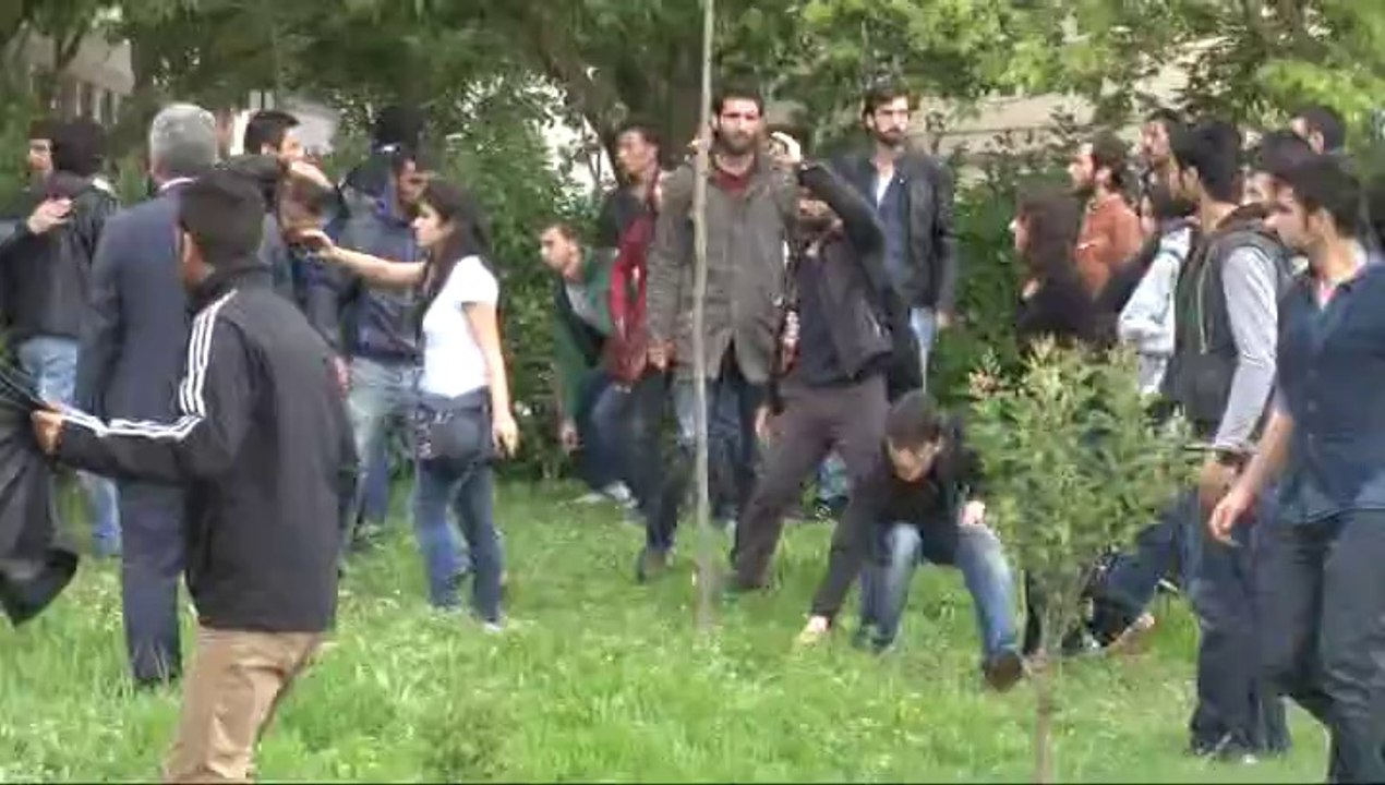 Kitap okuyan öğrencilere saldırdılar