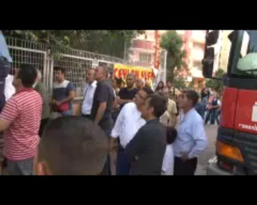 Kızı için dut topladığı duvardan düştü koluna demir korkuluk saplandı