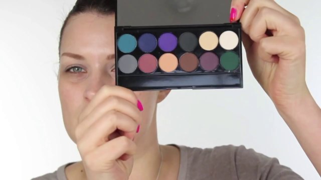 MAKE-UP FOR PALE FAIR SKIN - CHRISTINA HENDRICKS