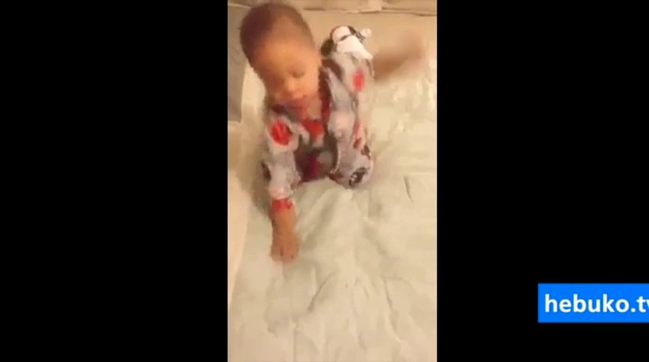 bu bebek uyurken bile dansçı! popoyu sallayışa bakın ya, çok sevimli :)