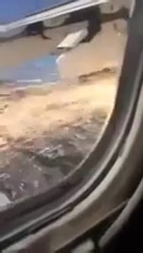 Un avion perd son réacteur en plein vol... Enorme explosion!