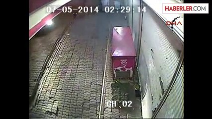 Fanila Parçasını Maske Yapan Hırsız, Kamyonetin Altında Yakalandı