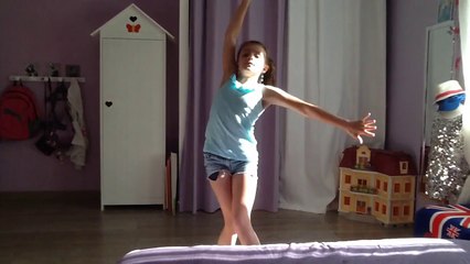 Mila danse sur "under water" de Mika