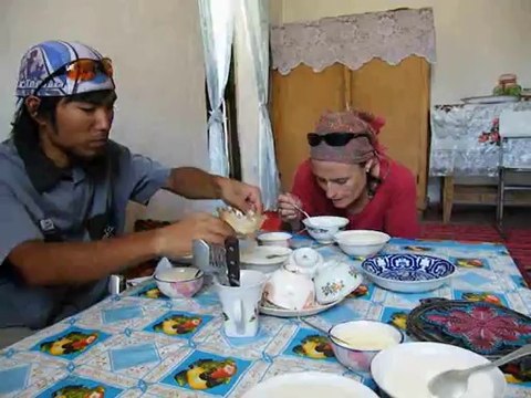 tadjikistan: Gilles Alberty a velo dans la vallee du wakhan