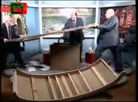 CONFRONTO VIOLENTO ENTRE JORNALISTAS NUM PROGRAMA DE TELEVISÃO SOBRE A SÍRIA