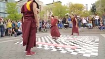 Monges budistas dançam break e surpreendem pedestres em Nova York