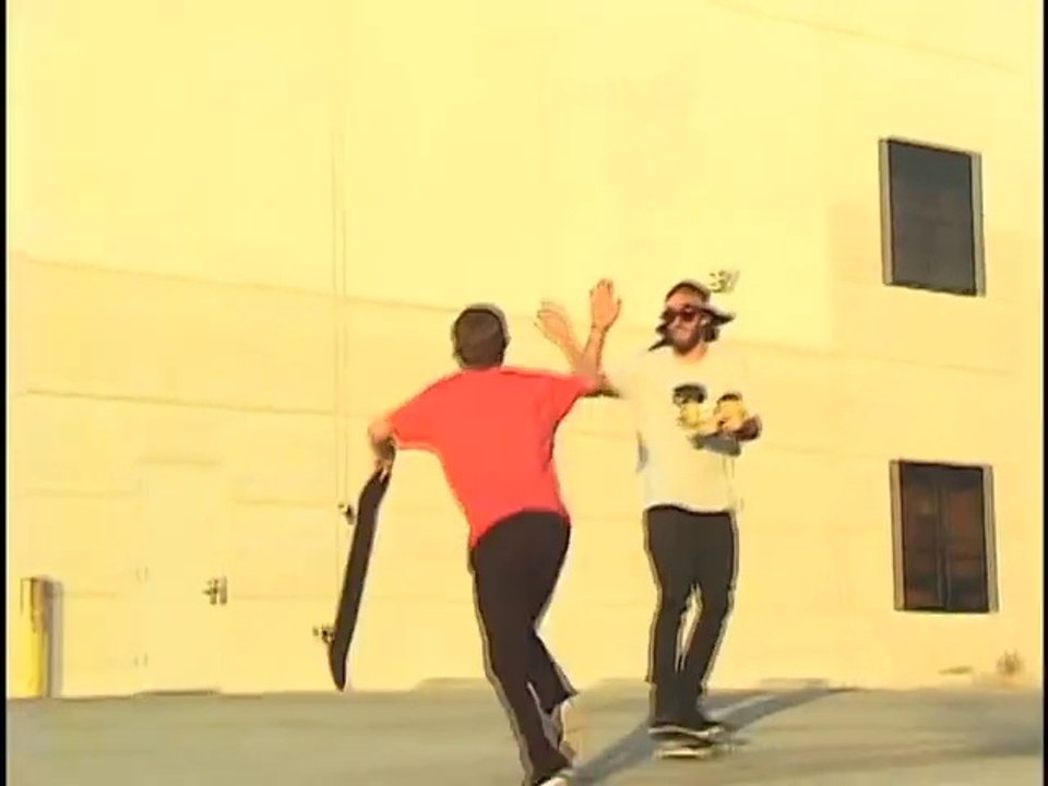Un Skater s'éclate au sol en transportant son café du matin... Enorme!