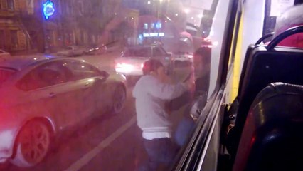 Un chauffeur de bus doit se défendre contre trois types qui veulent en découdre !