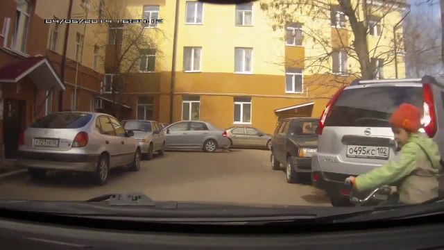 2 gamins se frappent après une chute à vélo...