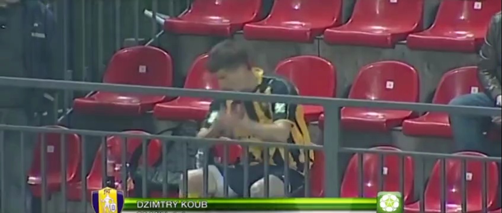 لاعب يسجل هدف ويذهب ليجلس في المدرجات