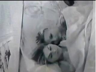 Clara fazendo carinho pra Van