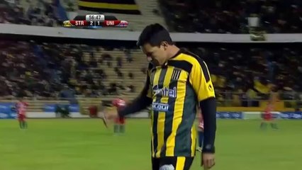 Football – Un ramasseur de balle s’interpose entre un joueur et un pauvre chien…