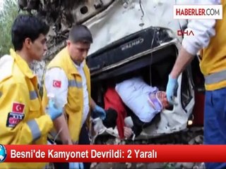 Besni'de Kamyonet Devrildi: 2 Yaralı
