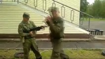 Tüfeği Ayağıyla Etkisiz Hale Getiren Rus Asker