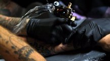 Images fascinantes de la réalisation d'un tatouage
