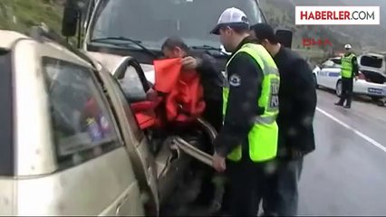 Göksun'da Otomobil ile Kamyonet Çarpıştı 3 Ölü