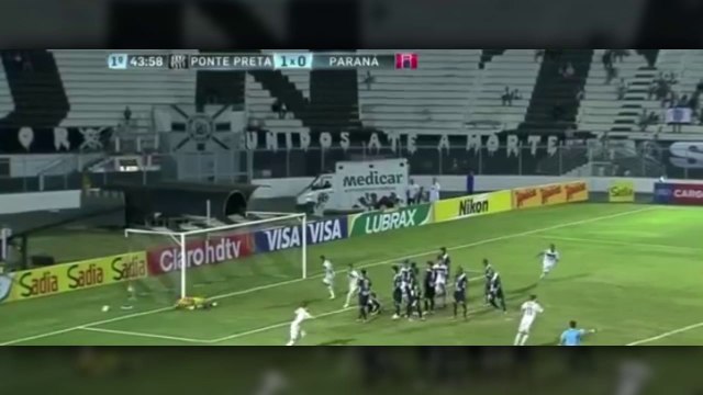 Il s'allonge derrière le mur pour tenter de stopper un coup-franc