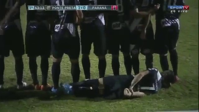 Brazilian club place player on the floor to stop free-kick under the wall
